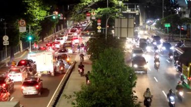 27 Mayıs 2020 Cakarta - Endonezya, Jakarta şehrinin gece trafiği çok kalabalık görünüyor.