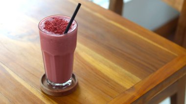 Arka planda pembe kadife bir içecek.