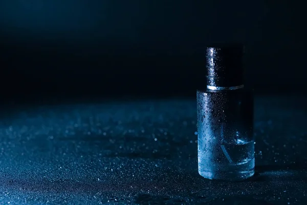 黒の背景に水の滴の香水瓶 — ストック写真