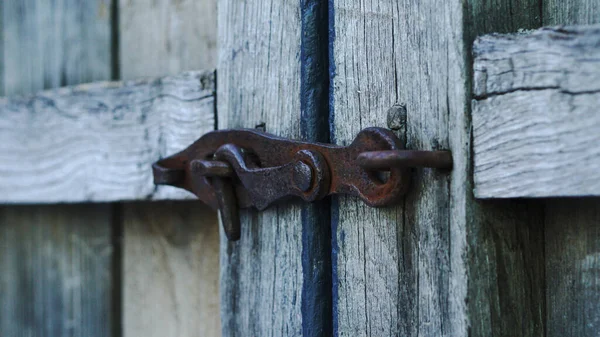 木製の背景に古い錆びた南京錠 — ストック写真