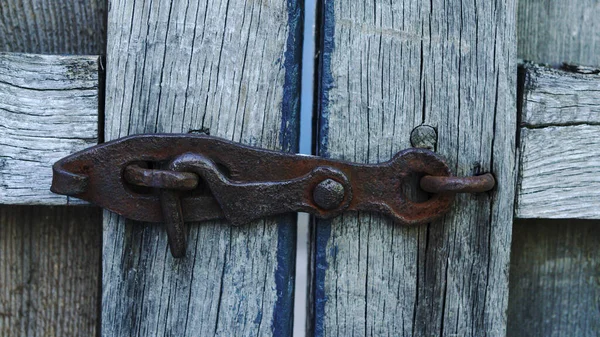 門の金属製の古いフック — ストック写真