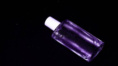 Siyah arka planda parfüm şişesi