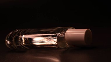 Siyah arka planda lüks parfüm şişesi