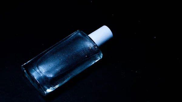 ブラックを背景に水滴付きの高級香水瓶 — ストック写真