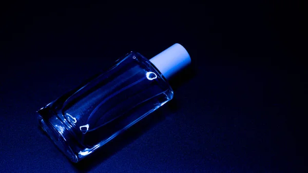 黒を基調とした香水用のガラス瓶 — ストック写真