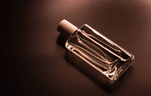 黒を基調とした香水用のガラス瓶 — ストック写真