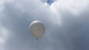 bulutların arka planında beyaz balon