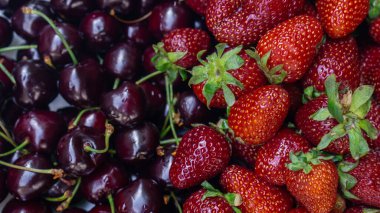 taze çilek ve vişne
