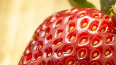 Yakın plan kırmızı büyük çilek.