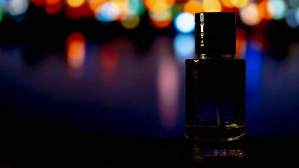 シティライトを背景にした高級香水瓶 — ストック写真