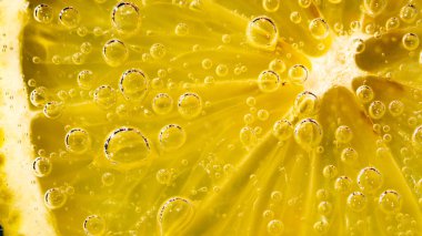 Limonun üzerinde su kabarcıkları ve damlacıkları