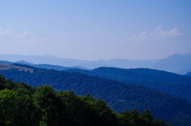 Karpat dağlarının mavi tonlu uzak sıradağları