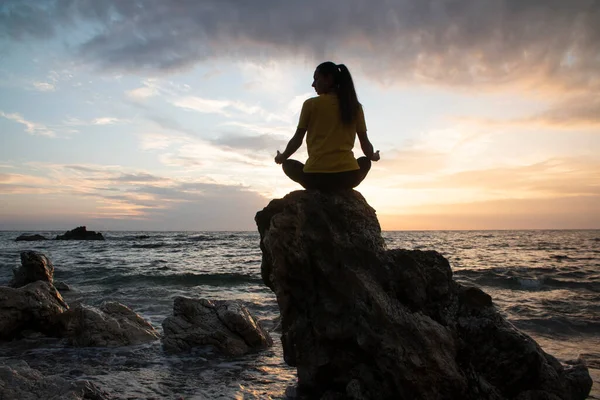 Femme Yoga Position Lotus Pratiquant Yoga Méditation Plein Air Sur — Photo