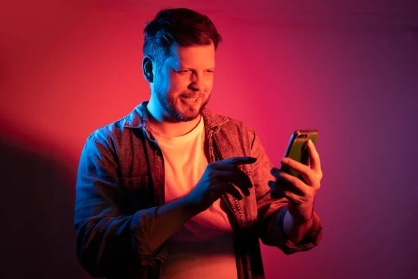 Hombres Usando Teléfono Inteligente Sobre Fondo Color Neón — Foto de Stock