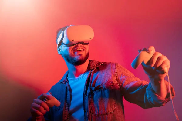 Jeune Homme Barbu Portant Des Lunettes Réalité Virtuelle Beau Mâle — Photo