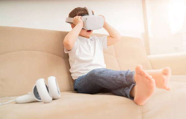 Jeune Enfant Portant Des Lunettes Réalité Virtuelle Garçon Caucasien Utilisant — Photo