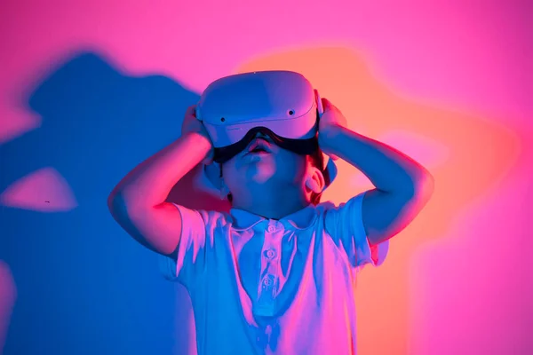 Jeune Enfant Portant Des Lunettes Réalité Virtuelle Garçon Caucasien Utilisant — Photo