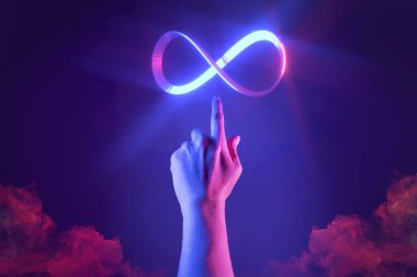 Sanal gerçekliğin uçsuz bucaksız işaretini işaret eden erkeklerin eli dijital yenilik oyunu veya internet simülasyonu medya siber ve dünya iletişim teknolojisi arka planı