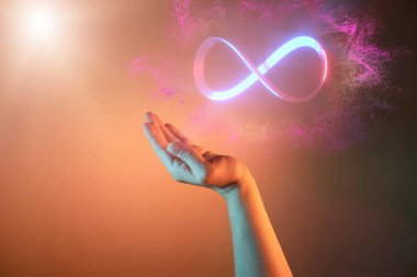 Sanal gerçekliğin uçsuz bucaksız işaretini işaret eden erkeklerin eli dijital yenilik oyunu veya internet simülasyonu medya siber ve dünya iletişim teknolojisi arka planı