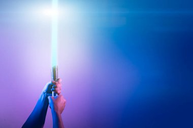 Bir adamın elinde fantastik bir lazer kılıcı.