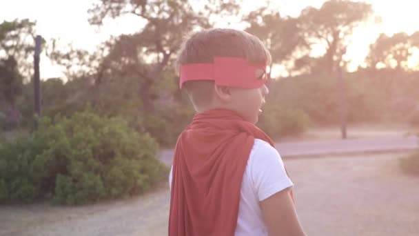 Junge Superheldenkostüm Mit Rotem Umhang — Stockvideo