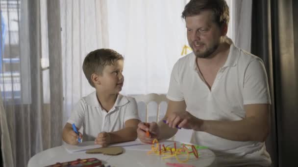 Father Day Son Makes Gift His Father Holiday Happy Family — Vídeo de stock