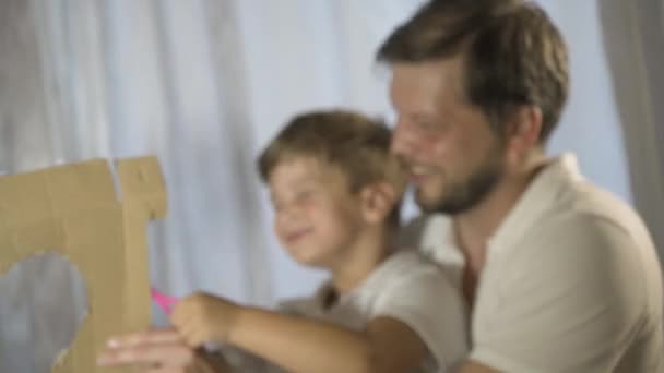 Hari Ayah Anak Membuat Hadiah Untuk Ayahnya Untuk Liburan Ayah — Stok Video