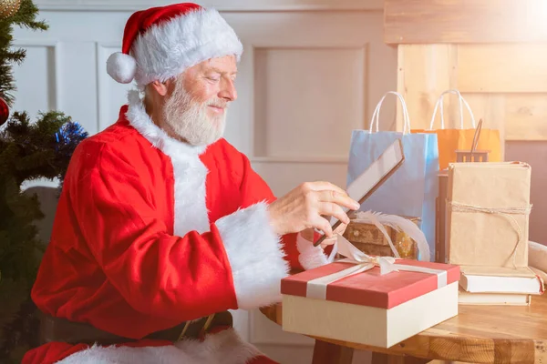Santa Claus Makes Christmas Greetings Phone Remotely Internet — Zdjęcie stockowe