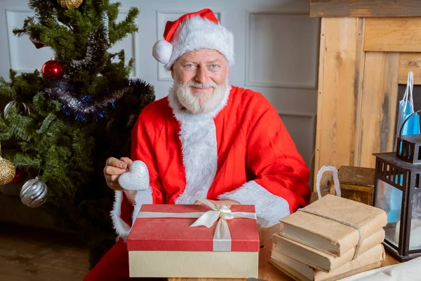 Santa Claus Prepares Gifts Box Christmas Portrait — Fotografia de Stock