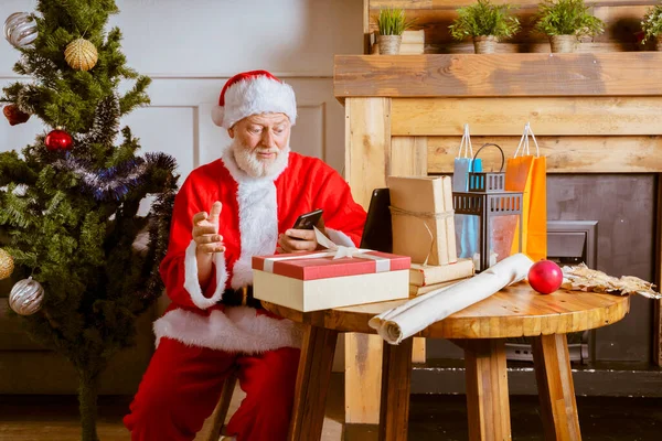 Santa Claus Makes Christmas Greetings Phone Remotely Internet — Fotografia de Stock