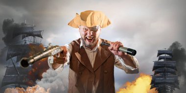 Karanlık arka planda kızgın, korkunç, sakallı korsan portresi