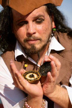 Komik korsan kaptan gezgin kaşif ve kâşif pusula, portre