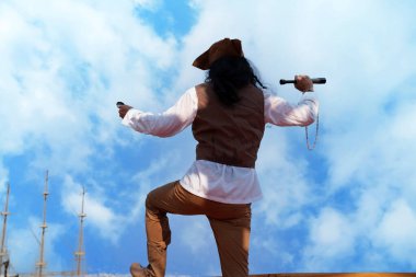 Komik korsan kaptan gezgin kaşif ve kâşif klasik korsan gemisinde 