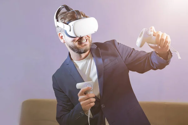 Άνθρωπος Που Φοράει Ακουστικά Εικονικής Πραγματικότητας Για Παιχνίδι Άνθρωπος Επιχειρηματίας — Φωτογραφία Αρχείου