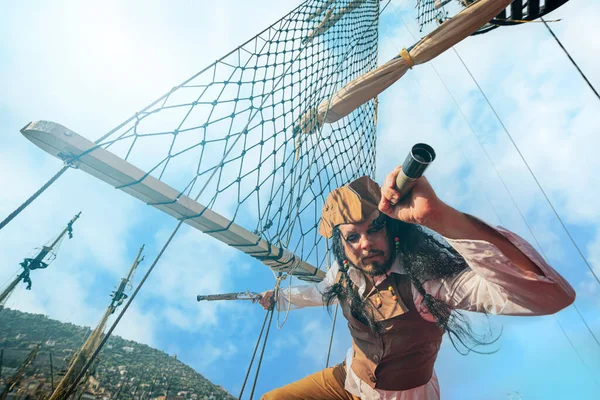 海賊船長の発見者と探検家が面白い海賊船で — ストック写真