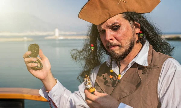 Смішний Пірат Капітан Мандрівник Відкривач Дослідник Тримає Компас Портрет — стокове фото