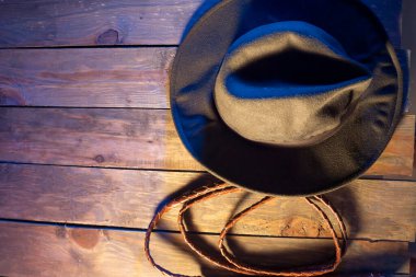 Seyahat konsepti Indiana Jones tarzı şapka ve kırbaç