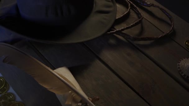 Fondo Concepto Viaje Indiana Jones Sombrero Estilo Látigo — Vídeos de Stock