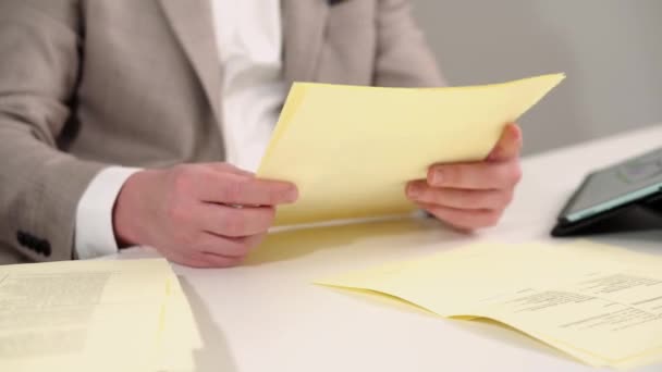 Primer plano de imágenes del hombre de negocios haciendo papeleo en la oficina — Vídeos de Stock