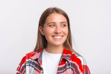 Beyaz arka planda gülümseyen genç bir kadının portresini yakından çek..