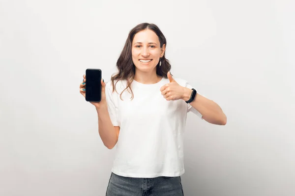 Mosolygó Lány Mutatja Hasonló Gesztus Képernyőn Telefon Kamera Fehér Háttér — Stock Fotó