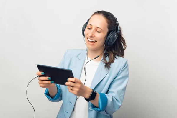 Chica Sonriente Está Usando Auriculares Viendo Jugando Algo Tableta Que — Foto de Stock