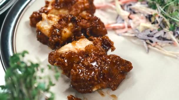 厨师用美味鸡翅和沙拉装饰盘子的特写镜头 — 图库视频影像