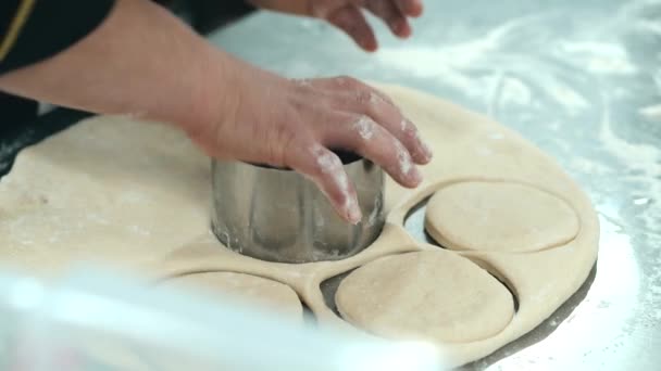 Filmaufnahmen vom Koch, wie er runde Formen aus Teig für Donuts herstellt — Stockvideo