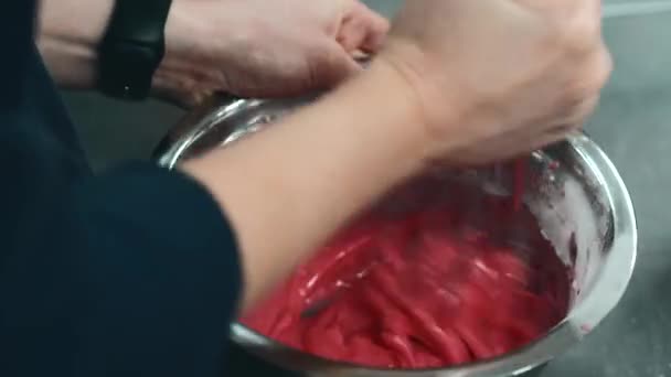 Close up footage of chef hands preparing cream with raspberries — Stock Video