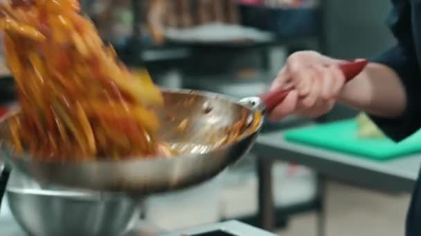 Chef bereitet Gemüse mit Garnelen im Wok zu — Stockvideo