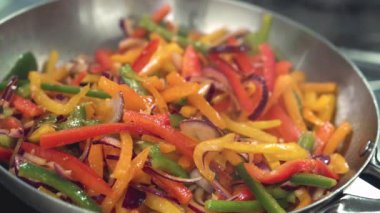 Çin yemeği için tavada taze sebzeler hazırlıyorum.
