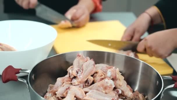 Szef kuchni tnie skrzydełka kurczaka dla smacznych smażonych skrzydełek — Wideo stockowe