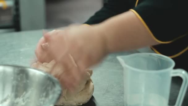 Πλάνα σεφ που φτιάχνει ζύμη για ντόνατς ή πίτσα — Αρχείο Βίντεο