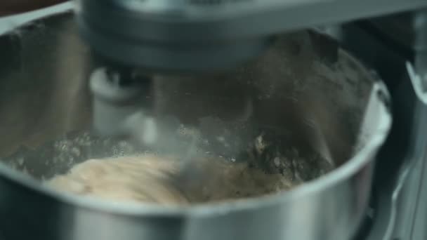 Kuchyňské vybavení pro přípravu těsta, automat na těsto — Stock video